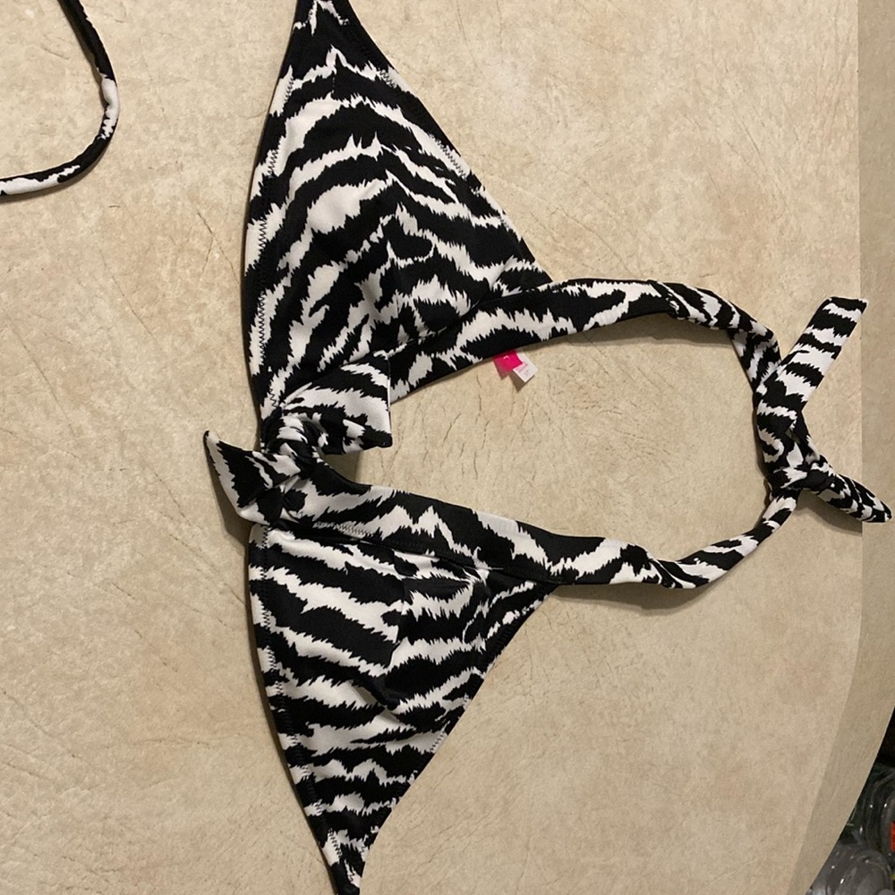 Victoria’s Secret black&white bikini top